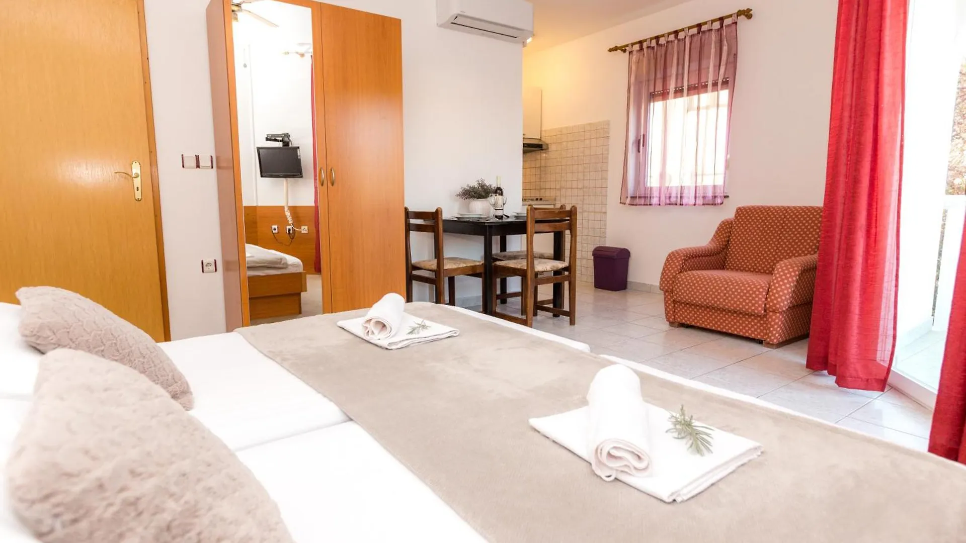 Apartments Kristijan Drage 0*,